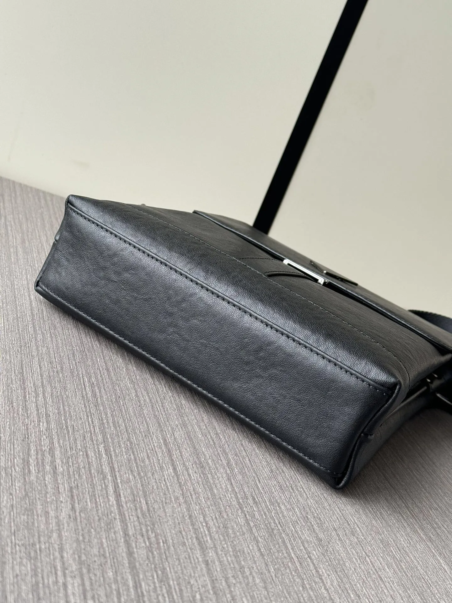 Prada 黑色 牛皮 Logo 斜挎包
