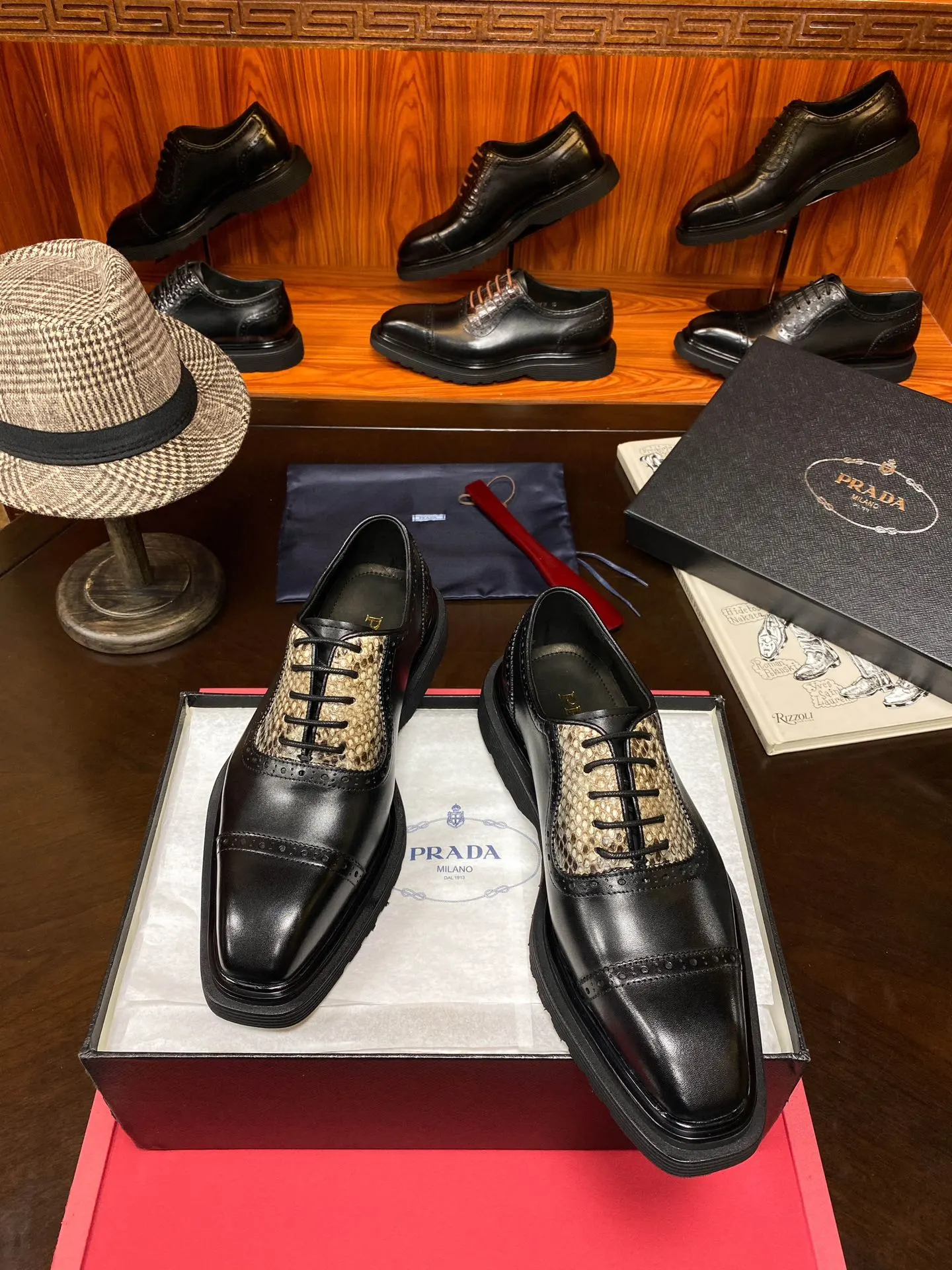 PRADA 鳄鱼皮 牛皮 休闲鞋 舒適百搭款