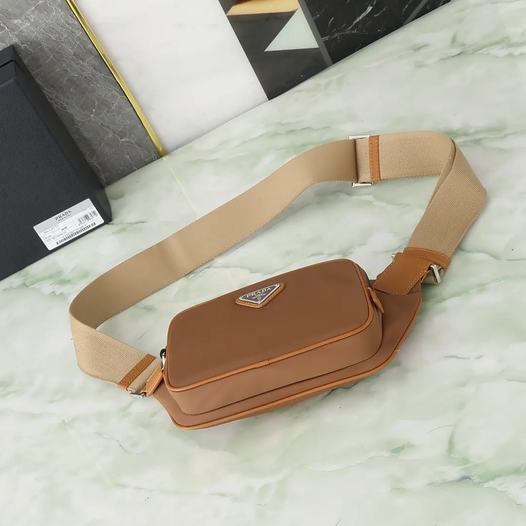 PRADA 腰包 轻便实用款