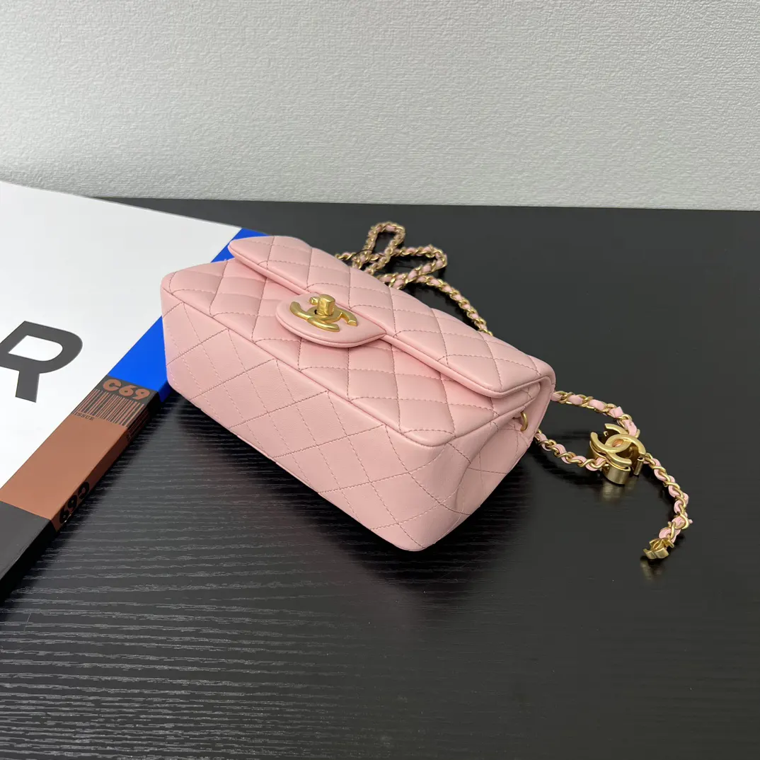 CHANEL 粉色小羊皮菱格链条包 迷你款