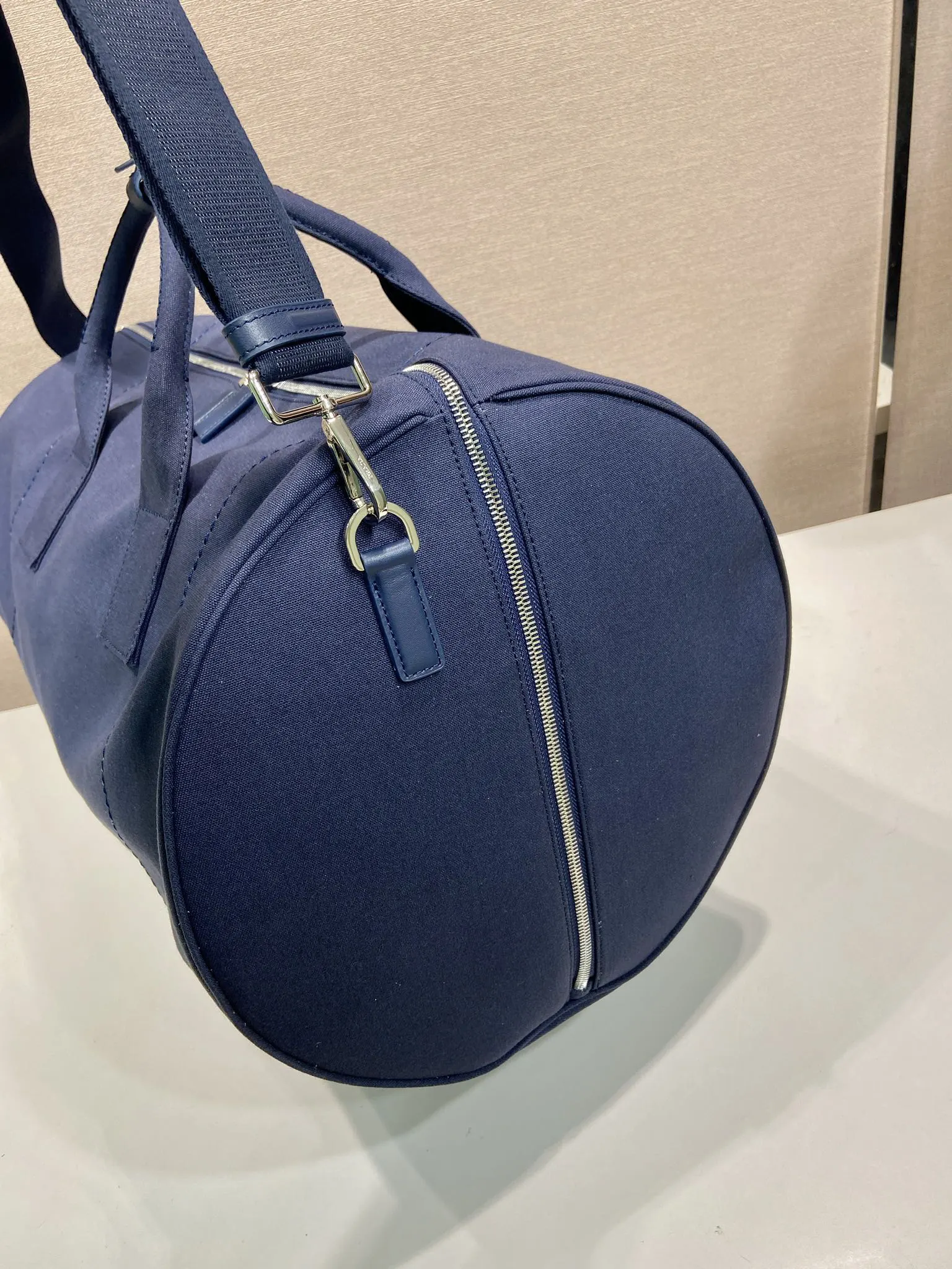 帆布 空间宽敞 成就百搭风格 搭 可拆卸肩带 同色刺繡徽标 旅行袋 大容量旅行款