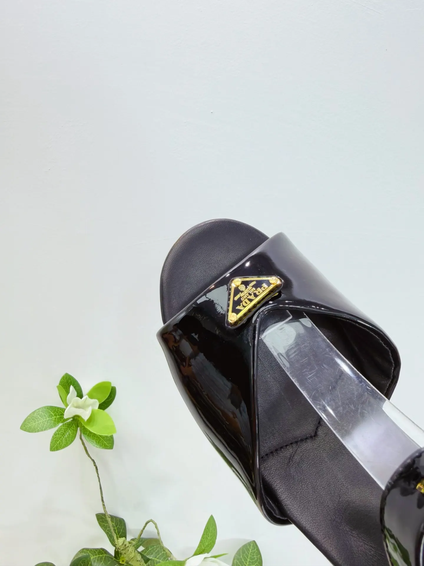 Prada 羊皮 漆皮 休闲鞋 舒适
