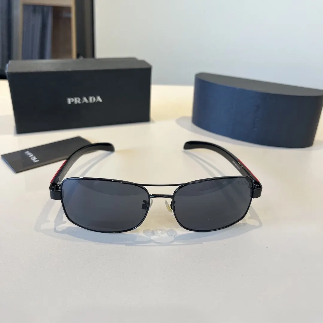 PRADA 太阳眼镜 时尚遮阳款