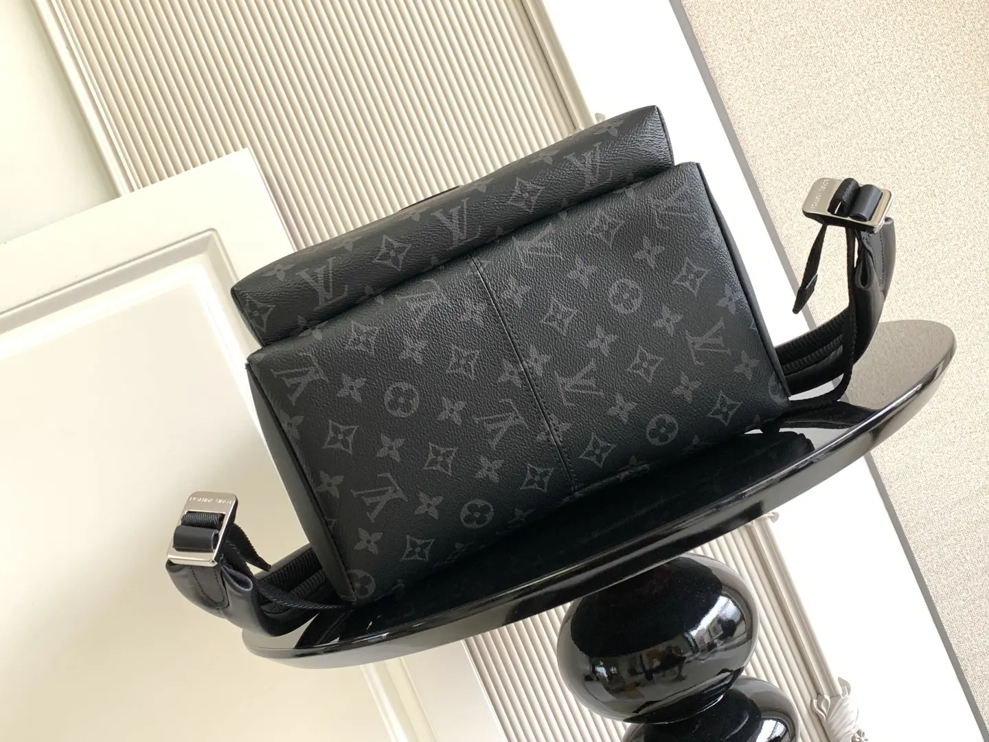 帆布 外袋 拉链前袋和开口侧袋方便取放物品 内袋确保收納井 雙肩包 实用雙肩款
