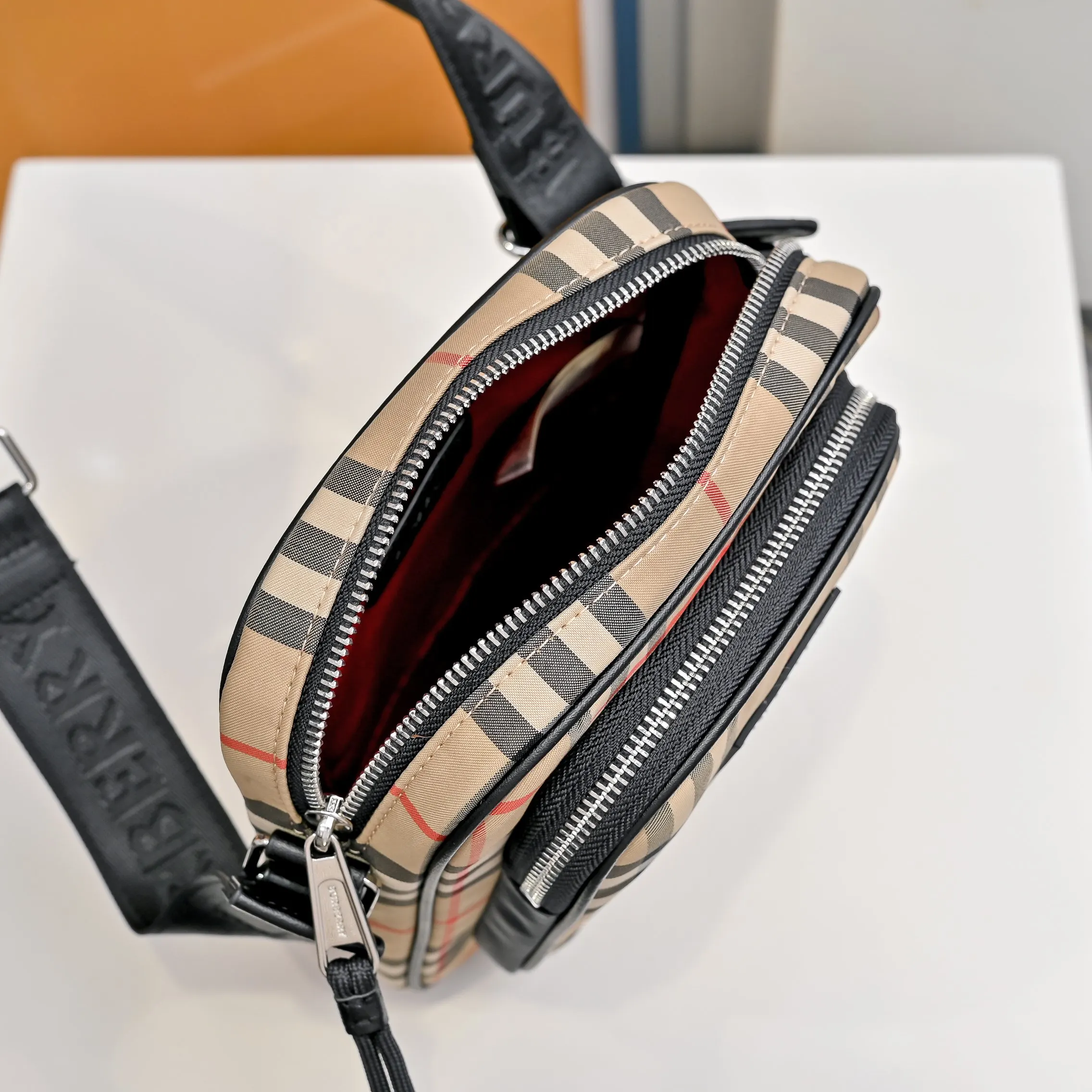 Burberry 帆布 巴宝莉男士單肩 經典男士 完美 采用进口 面料 單肩包 日常單肩背款
