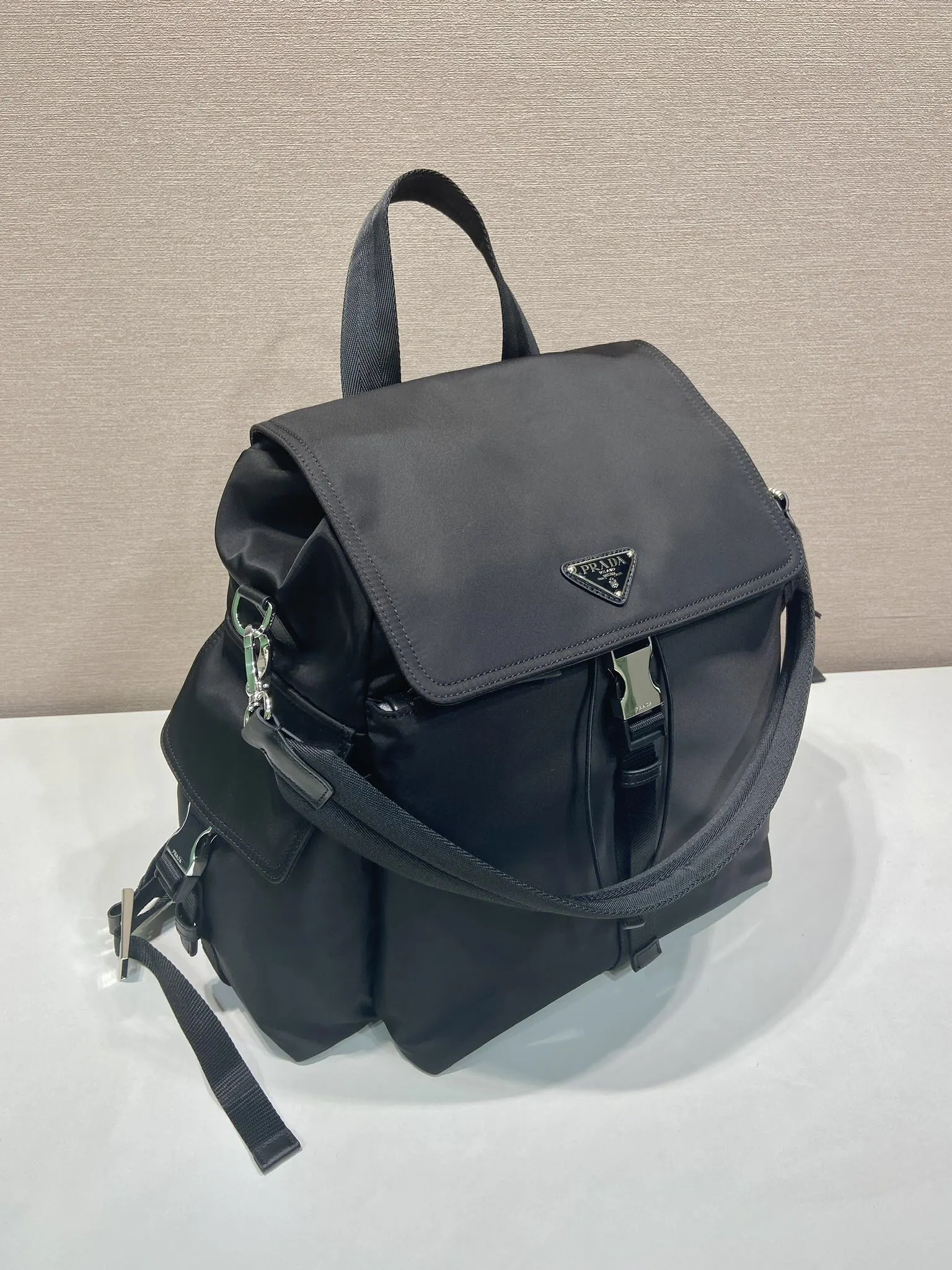 Prada Re-Nylon 2VZ118 皮革 双肩包