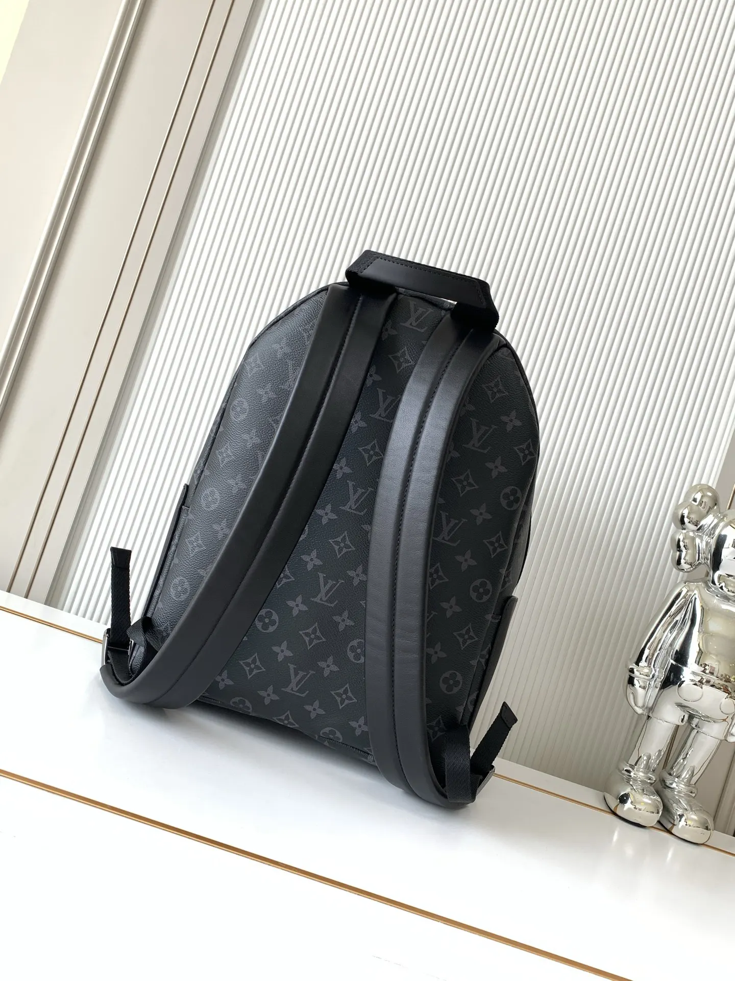 牛皮 外袋 拉链前袋和开口侧袋方便取放物品 内袋确保收納井 雙肩包 实用雙肩款