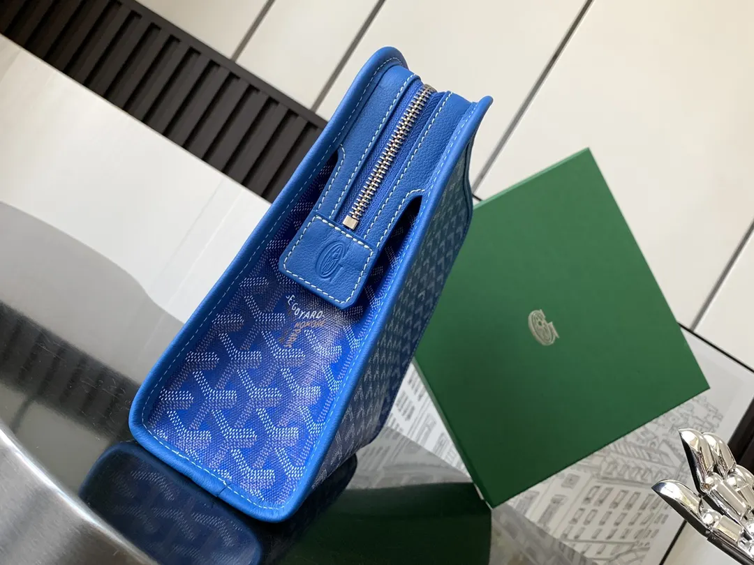 Goyard 其防水棉布衬里易于清洁 可通过其外部挂环将其挂在任何 化妆包 便携收纳款