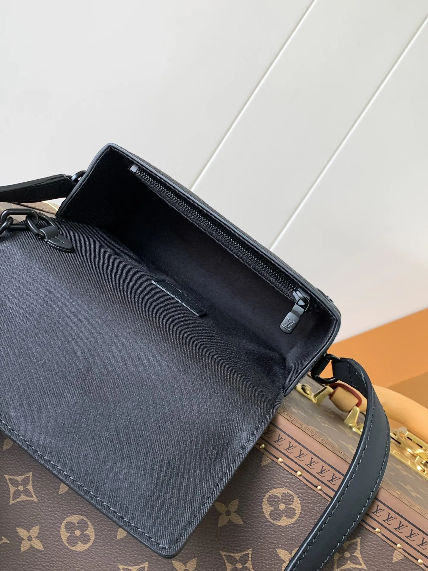 牛皮 拉链内袋稳妥收纳随行物品 可调节肩带实现舒适肩背 链条包 精致链条款
