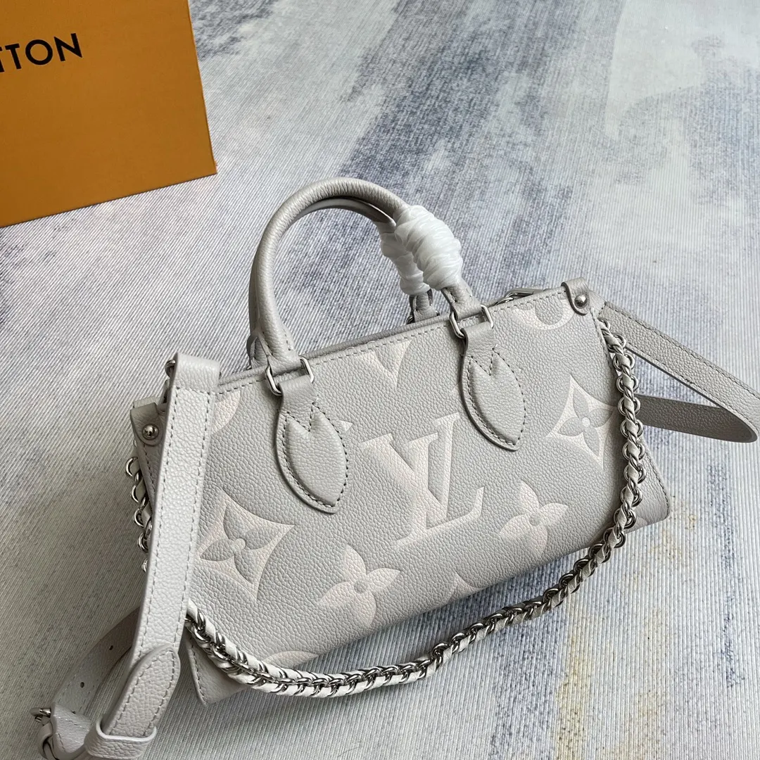 LV 牛皮 内外隔层可有序收納日常所需 紧凑构型方便以多种方式背 鏈條包 精致鏈條款