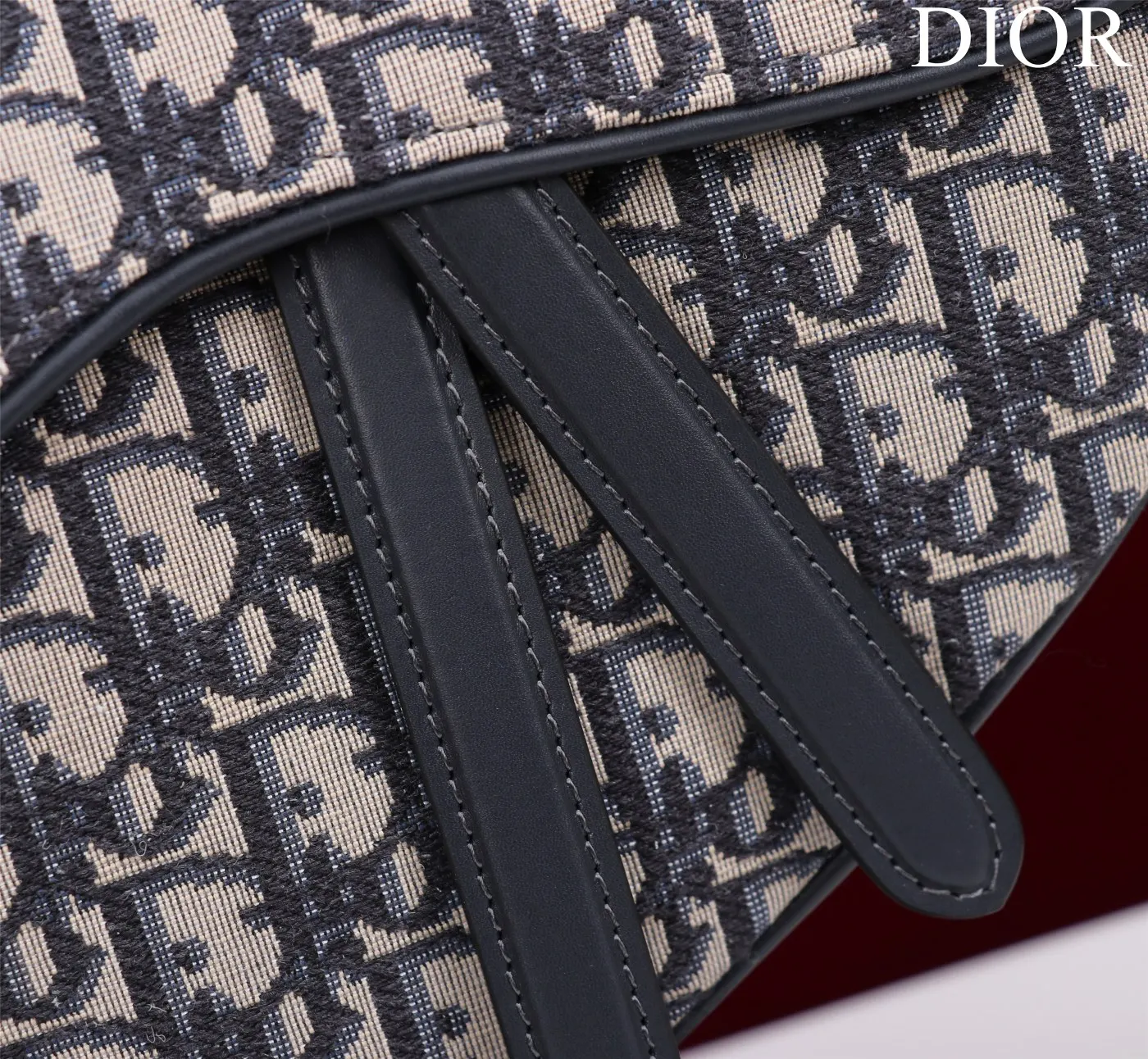 Dior Saddle 单肩包