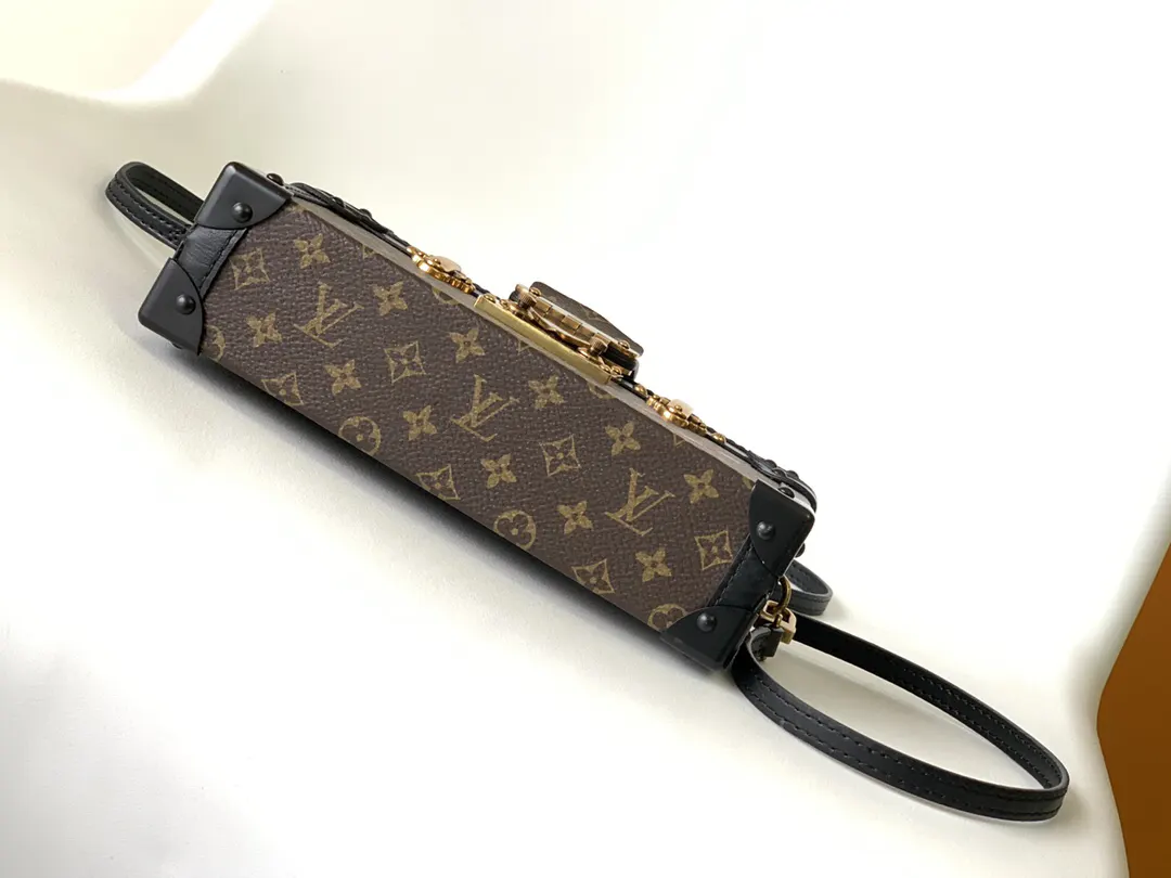 LV 牛皮 可作手拿包 也可通过可调节肩带斜挎 精致手拿款