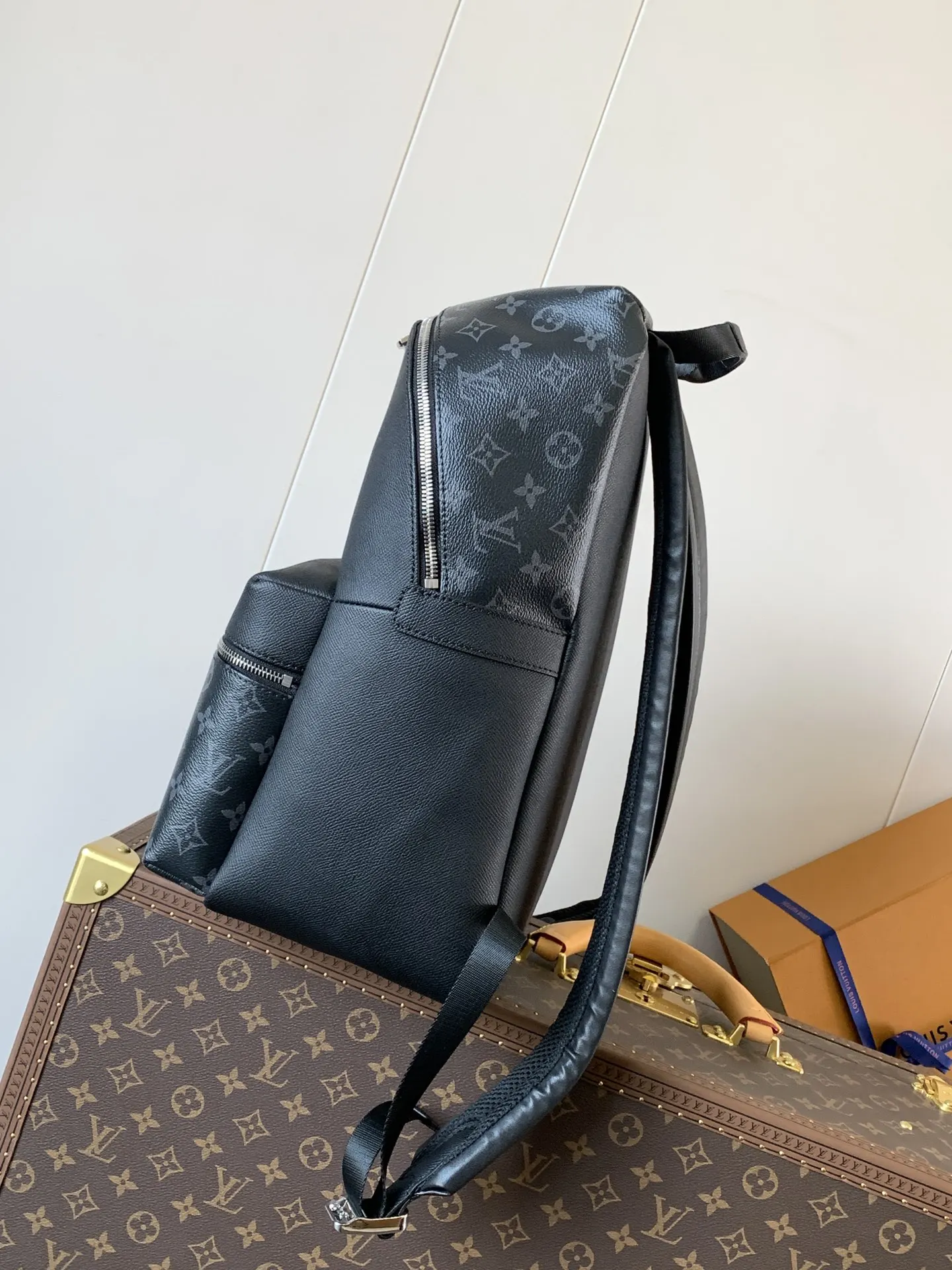帆布 光泽外层包裹两个内袋和一个 内袋 两条可调节皮質肩带 雙肩包 实用雙肩款