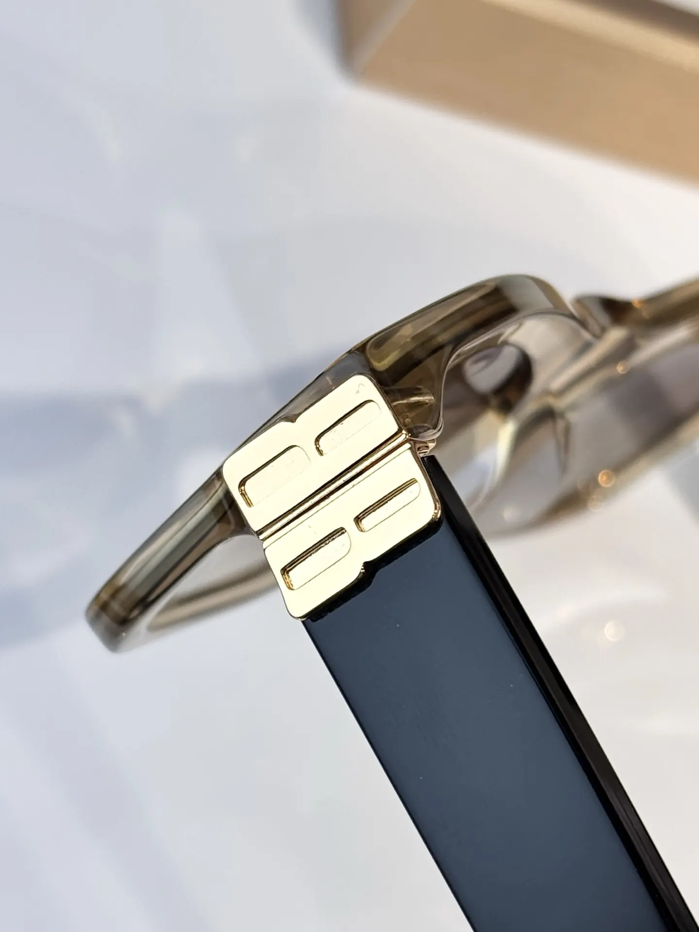 Balenciaga BB0503S 太阳镜 精致搭配