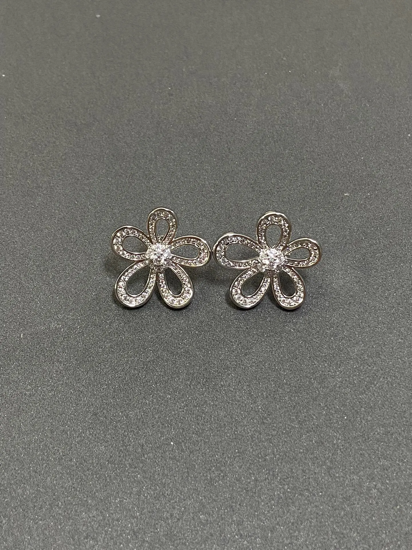 Van Cleef 耳钉 小巧点缀款