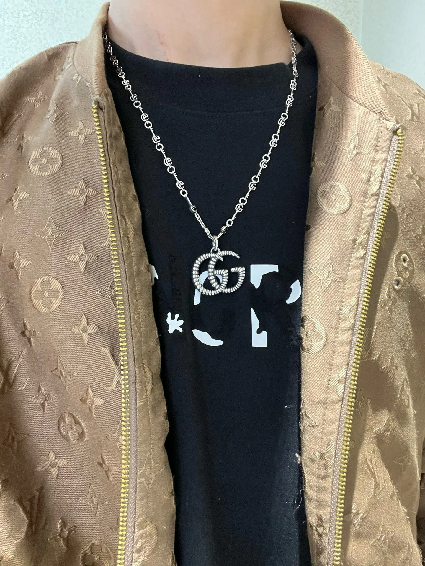 Gucci Chain Bag Shoulder and Crossbody Wear Image 3 Gucci Chain Bag Shoulder and Crossbody Wear Image 3