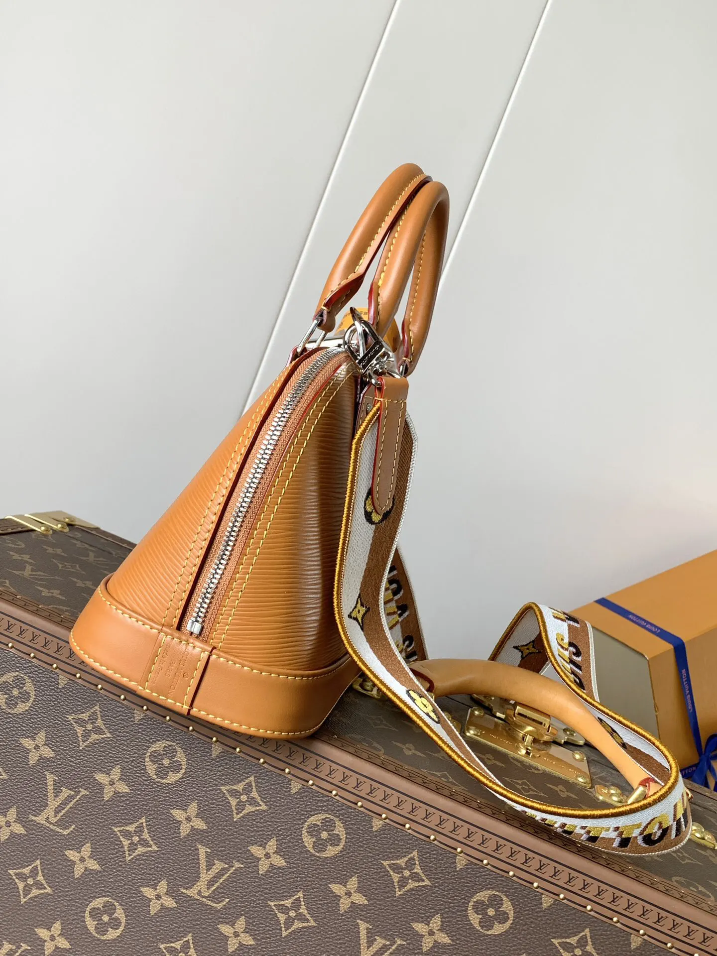 LV Alma black pink color scheme shell bag Image 2 LV Alma black pink color scheme shell bag Image 2