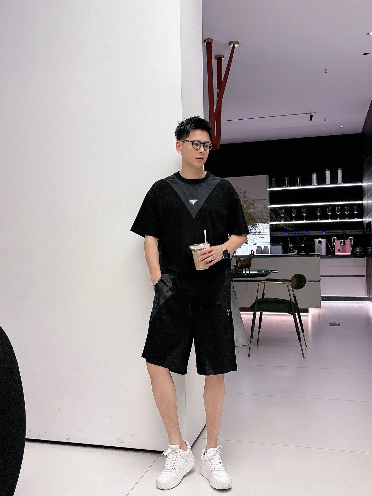 Prada 三角标拼接宽松短袖T恤 黑色层次款
