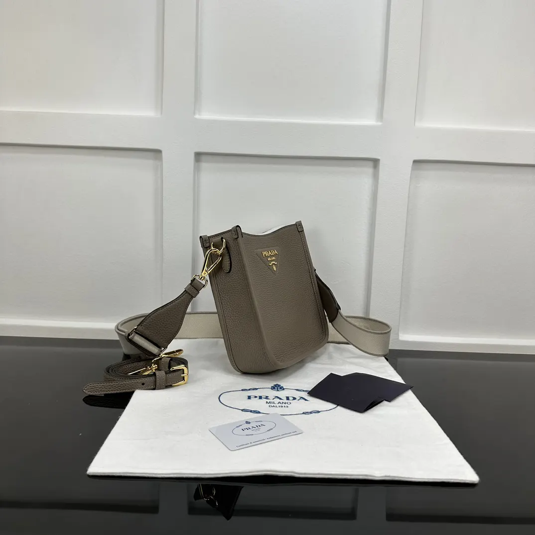 Prada 雙肩背包 輕便实用