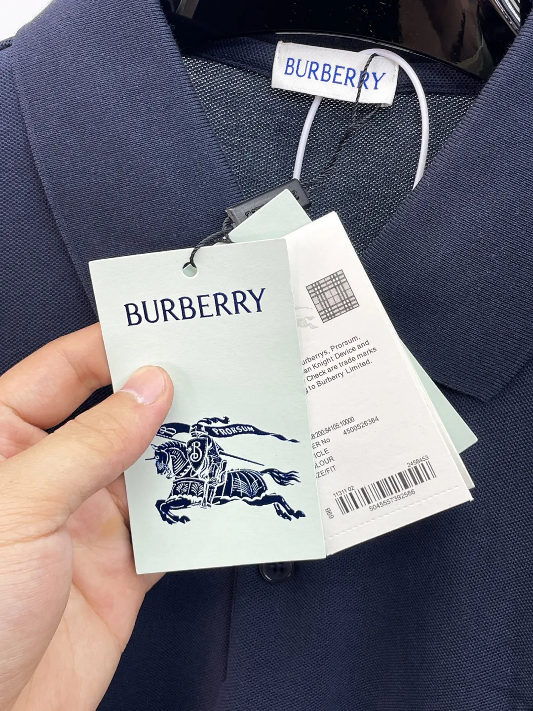 Burberry 刺繡 純棉 Polo衫 休閒百搭款(數字4) Burberry 刺繡 純棉 Polo衫 休閒百搭款(數字4)