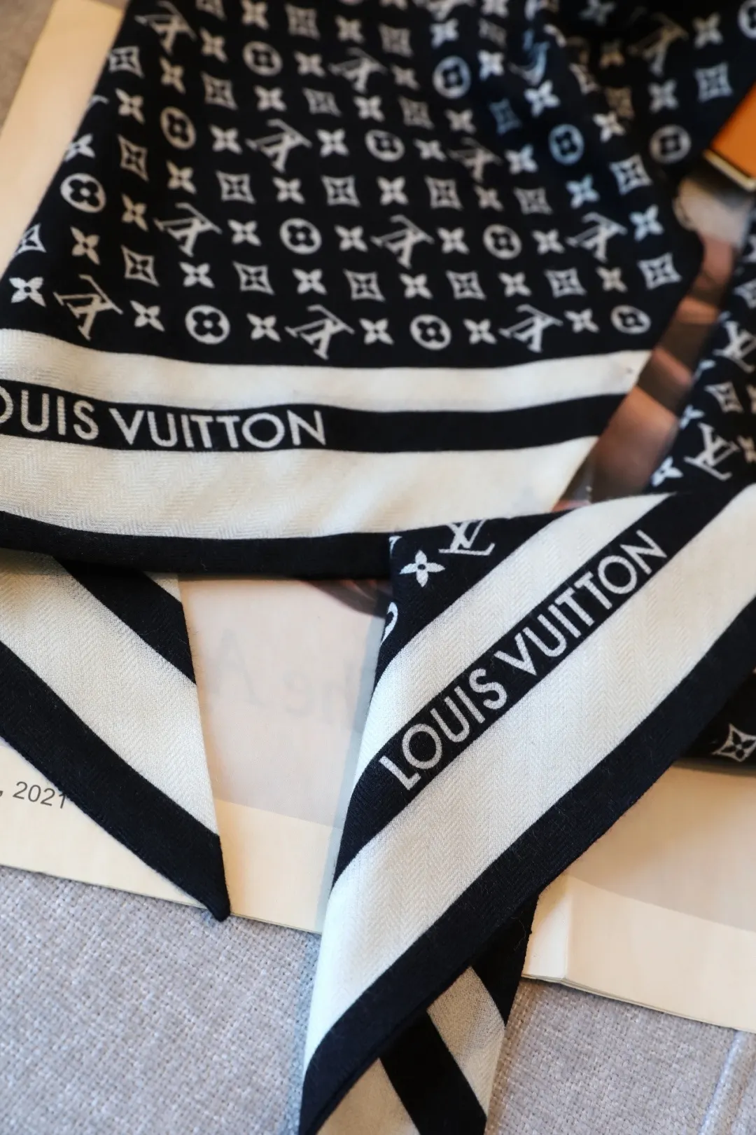 LV 老花 羊绒 Monogram 丝巾 优雅搭配款