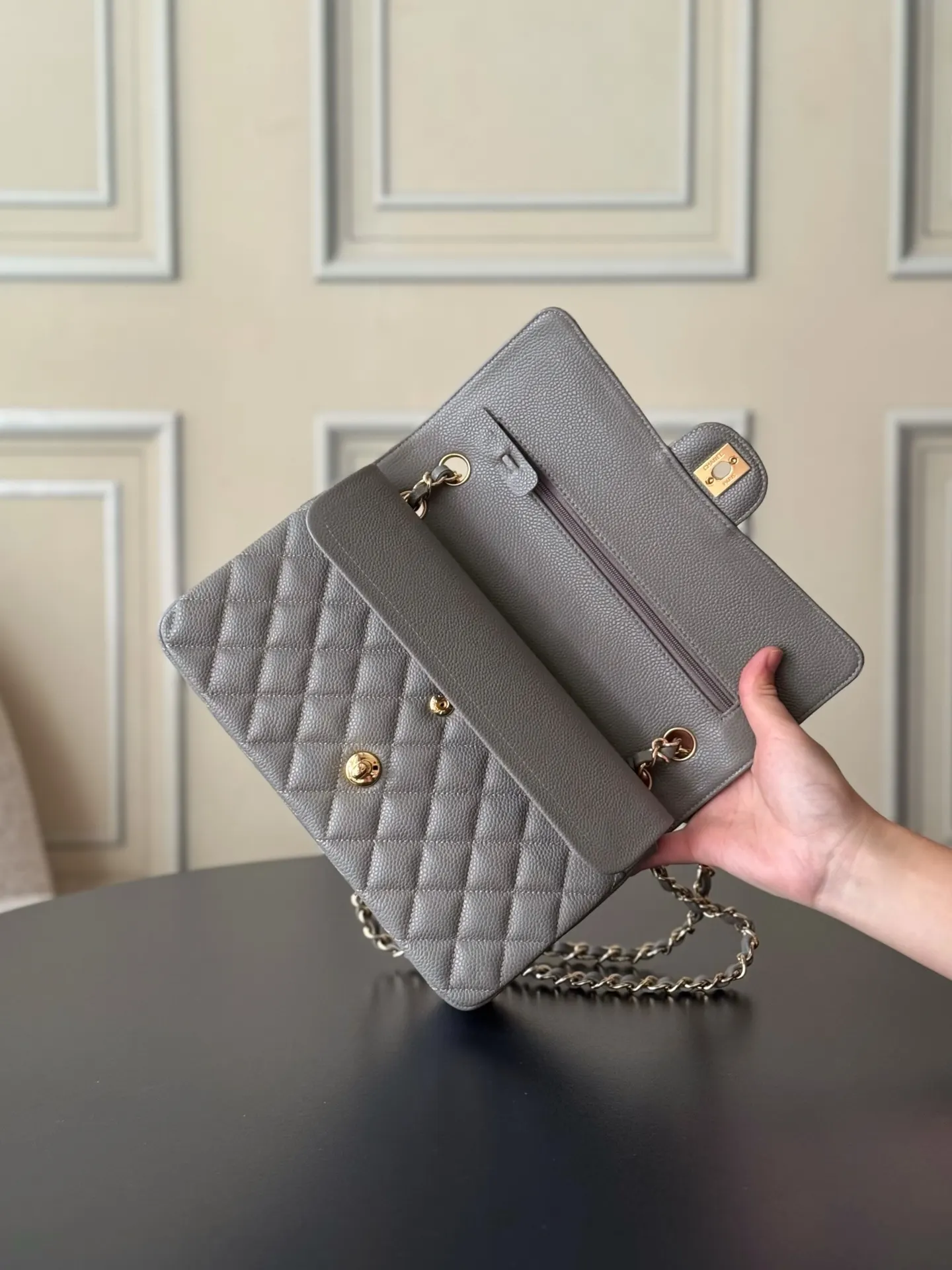 Chanel 深灰色魚子醬牛皮翻蓋鏈條包 金扣