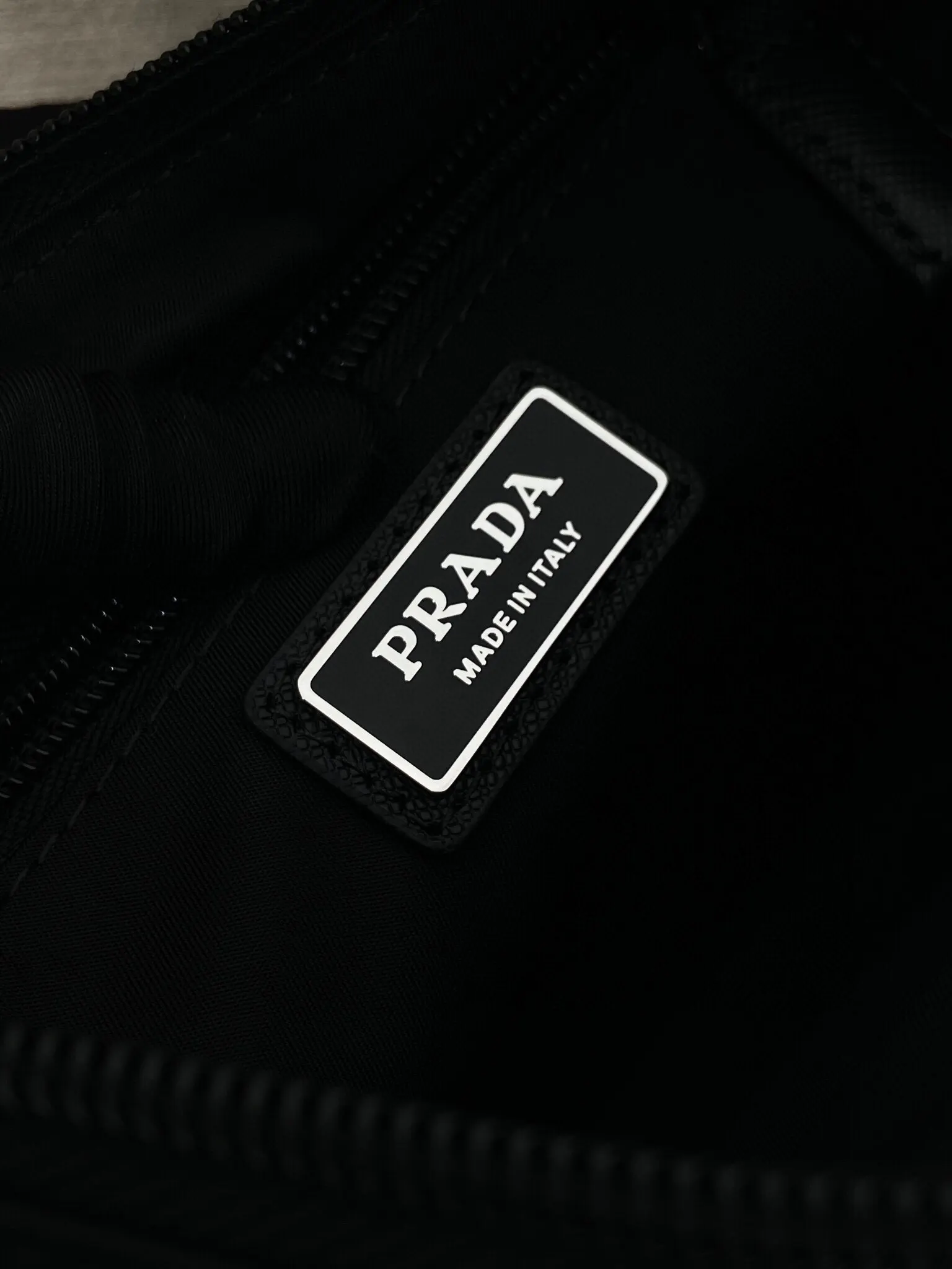 Prada Re-Nylon 尼龙 Saffiano十字纹牛皮 三角标 邮差包 斜挎包