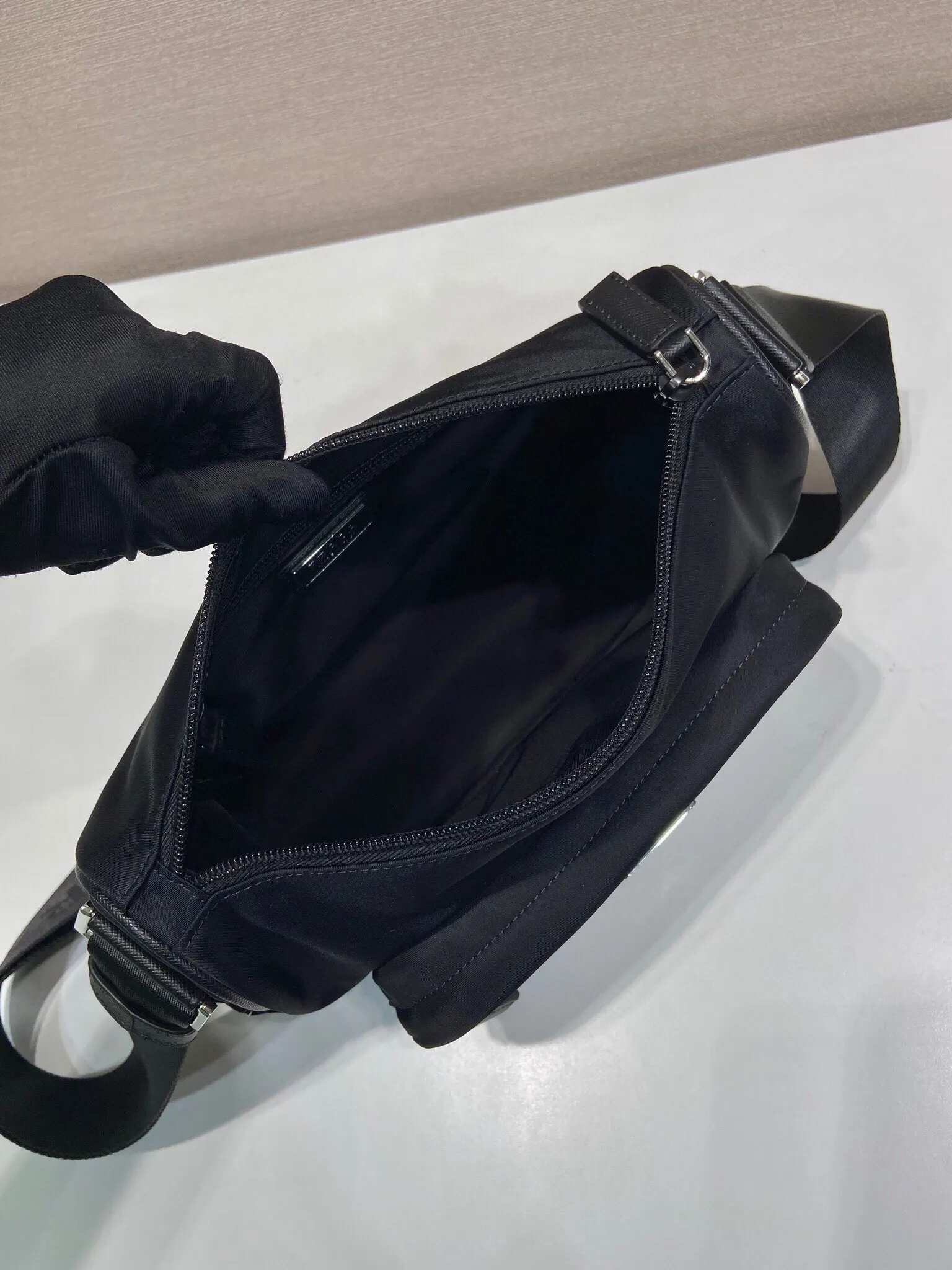 Prada Re-Nylon 尼龙 Saffiano十字纹牛皮 三角标 邮差包 斜挎包