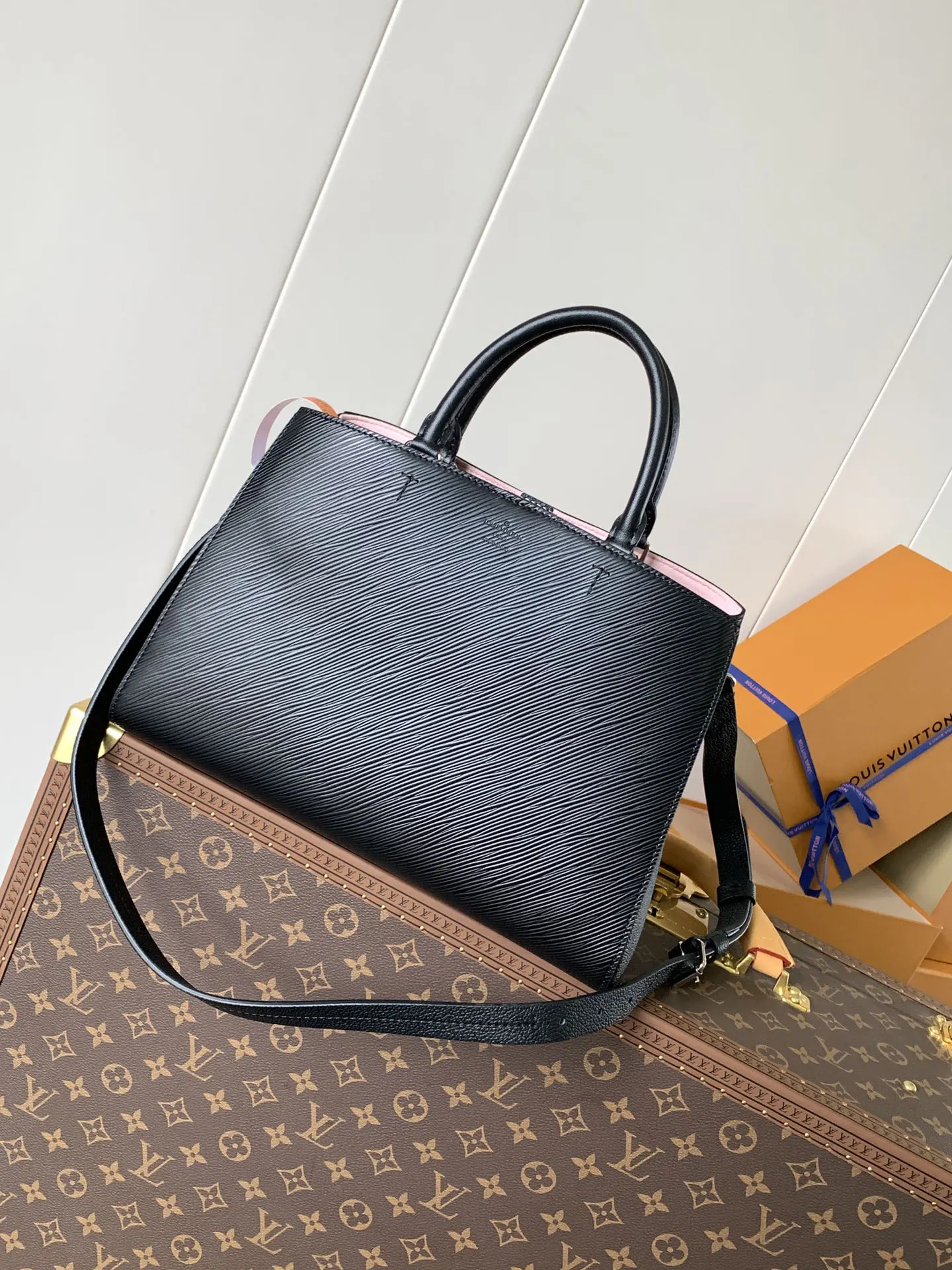 LV black and white color scheme messenger bag Image 2 LV black and white color scheme messenger bag Image 2