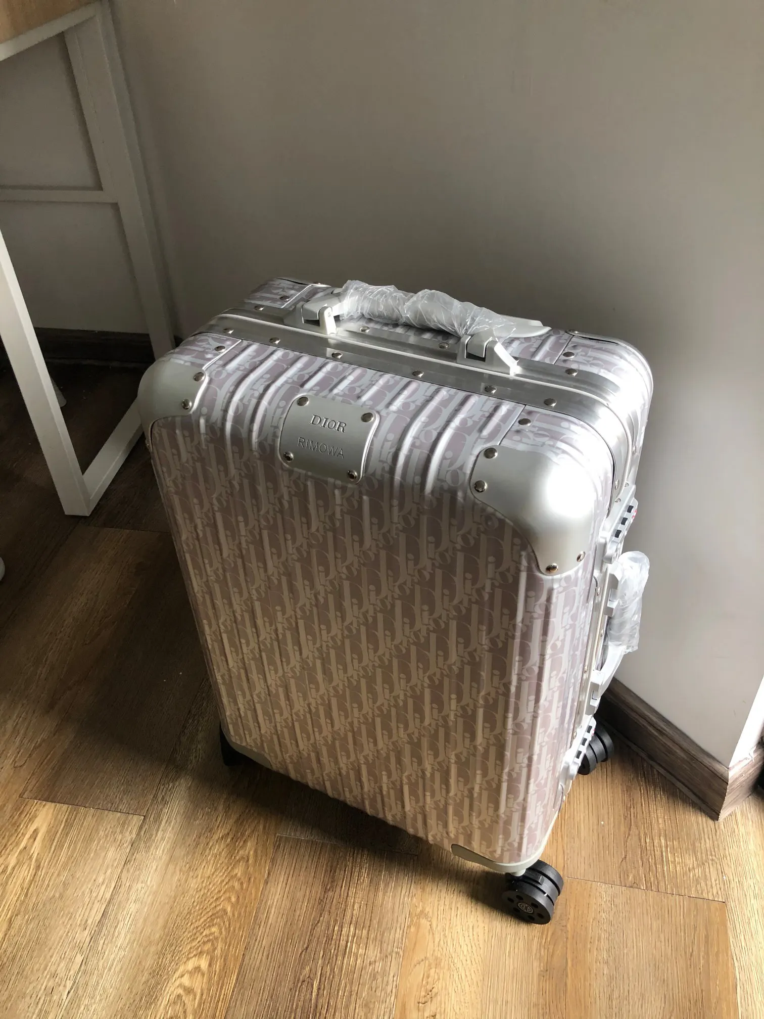 Dior 黑色 创新的阳极氧化技术赋予鋁制表面鲜亮色彩 寸 价 行李箱 旅行拉杆款 輕便出行款