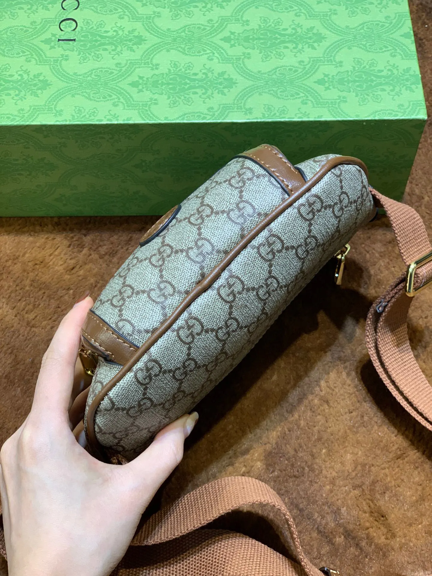 棕色 米色 牛皮 不同材质 色和品牌彼此交织 令单品散发出浓郁的复古 腰包 休闲腰包款