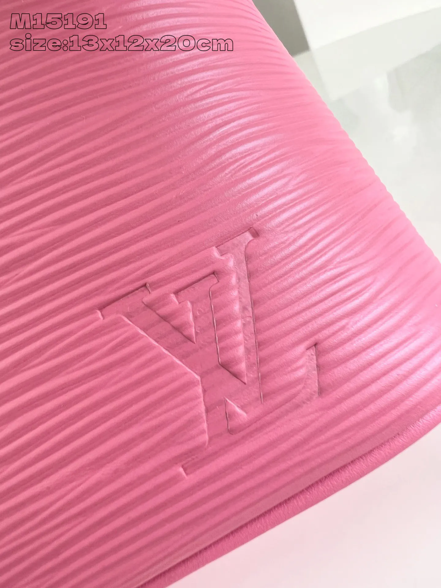 LV 皮革 翻盖下方的拉链袋可妥善保管物品 精巧构型成就居家或旅 收納包 旅行收納款