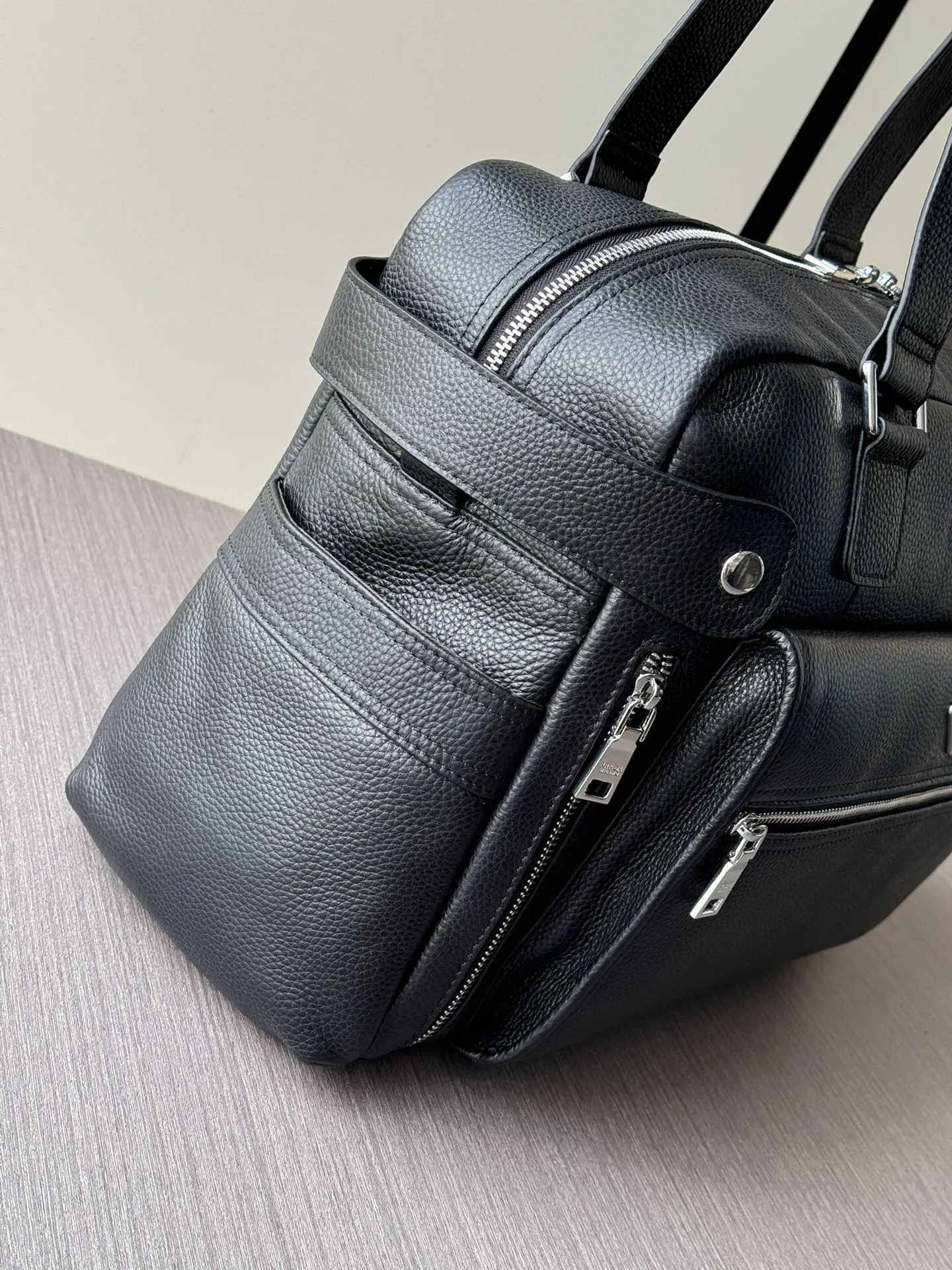 PRADA 黑色 牛皮 Logo 旅行包 轻便实用款