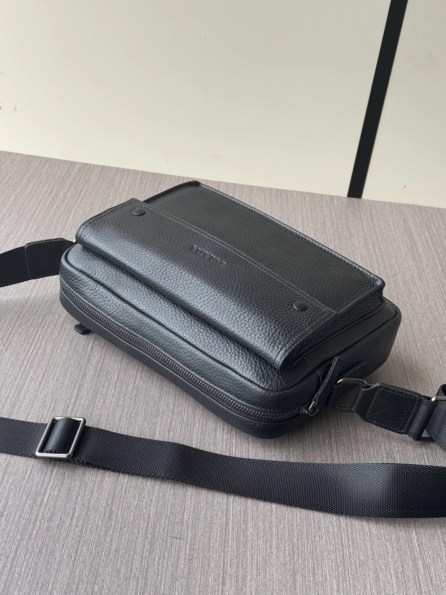 Prada 黑色 牛皮 Logo 斜挎包