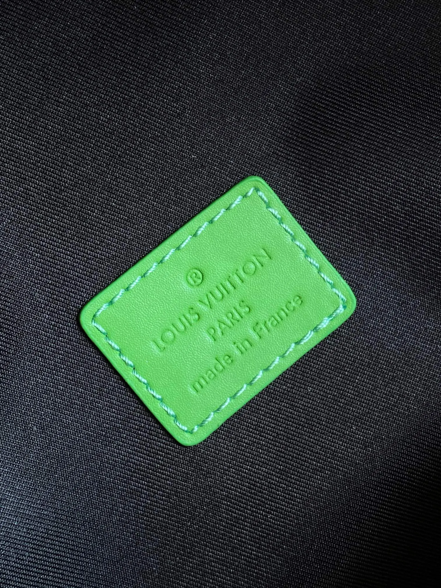 牛皮 外袋 拉链前袋和开口侧袋方便取放物品 内袋确保收纳井 双肩包 实用双肩款
