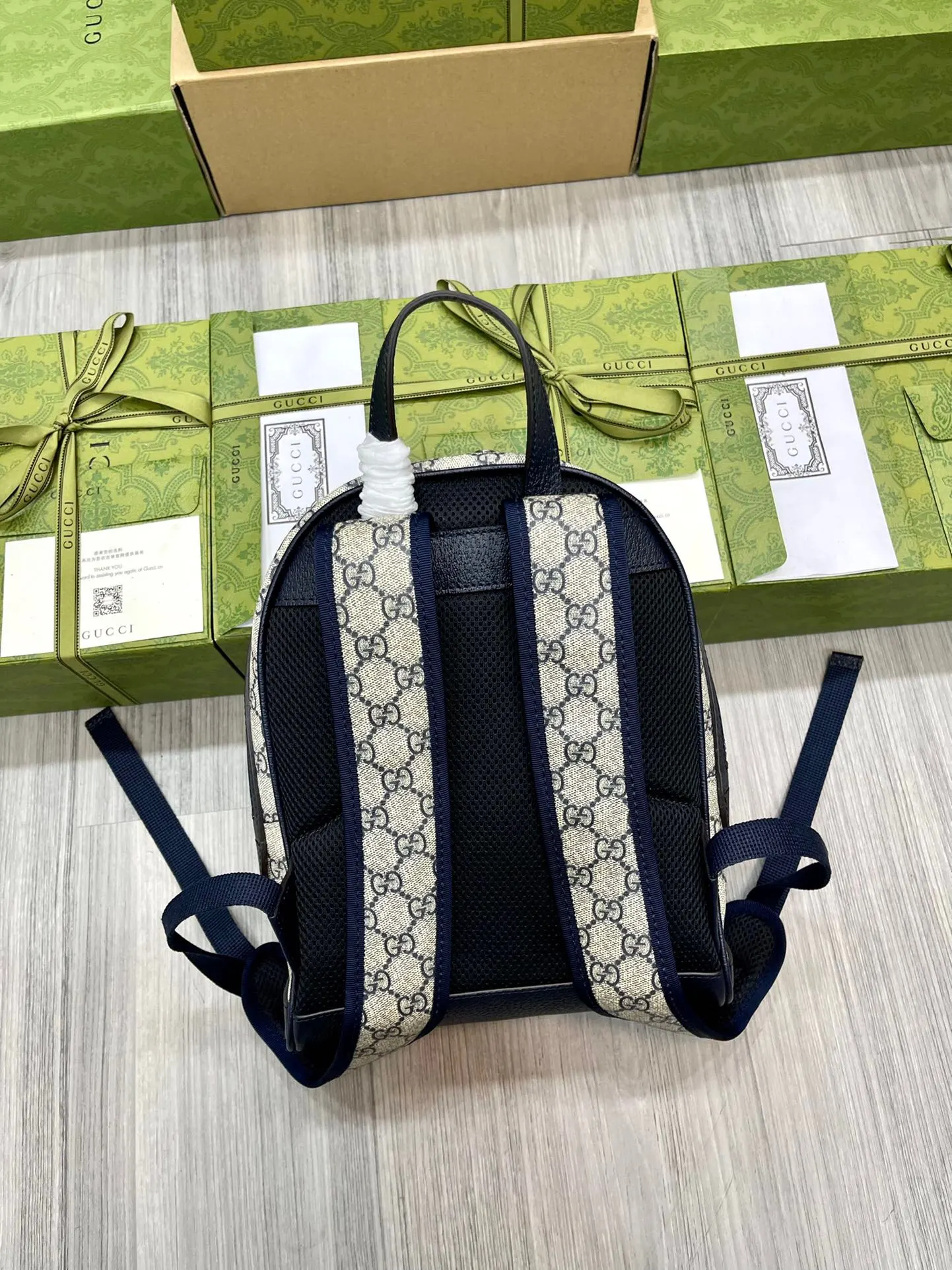 藍色 米色 帆布 在 爱的进行曲 全新时装系列中 品牌推出了藍色和米色 雙肩包 实用雙肩款