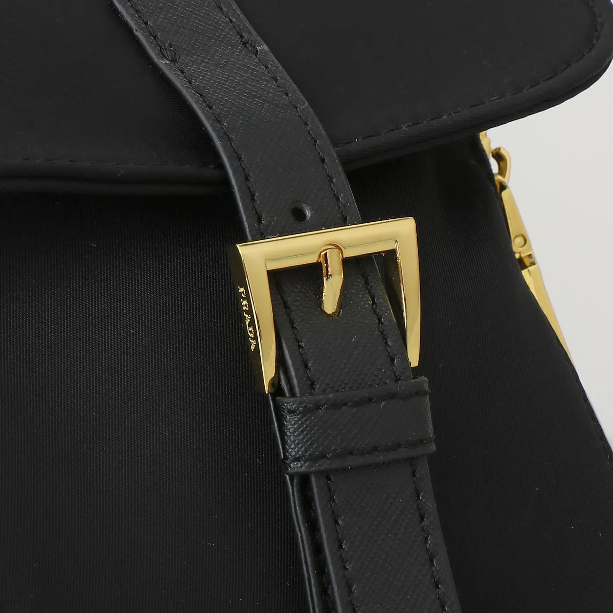 Prada Re-Nylon 金色 皮革 双肩包