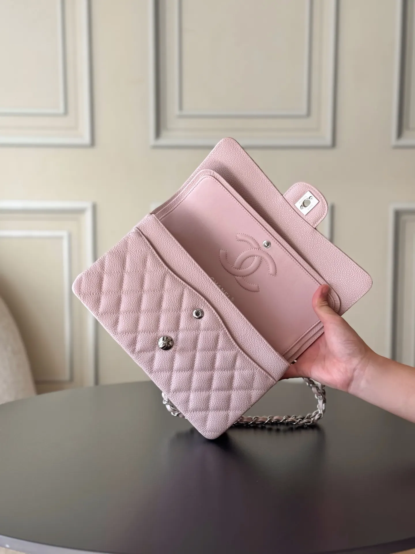 Chanel 粉色鱼子酱牛皮翻盖链条包 金扣