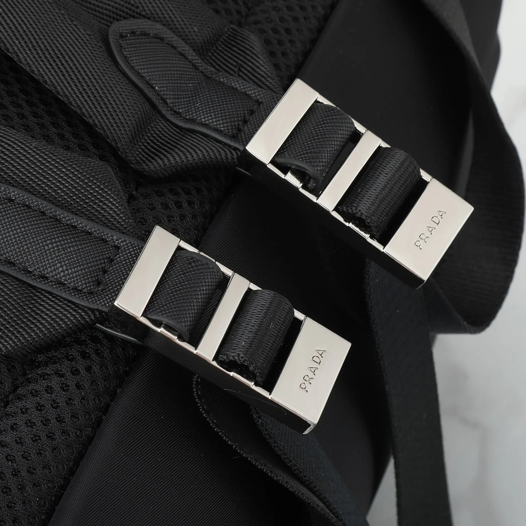 PRADA Re-Nylon尼龙 双肩背包 轻便实用款