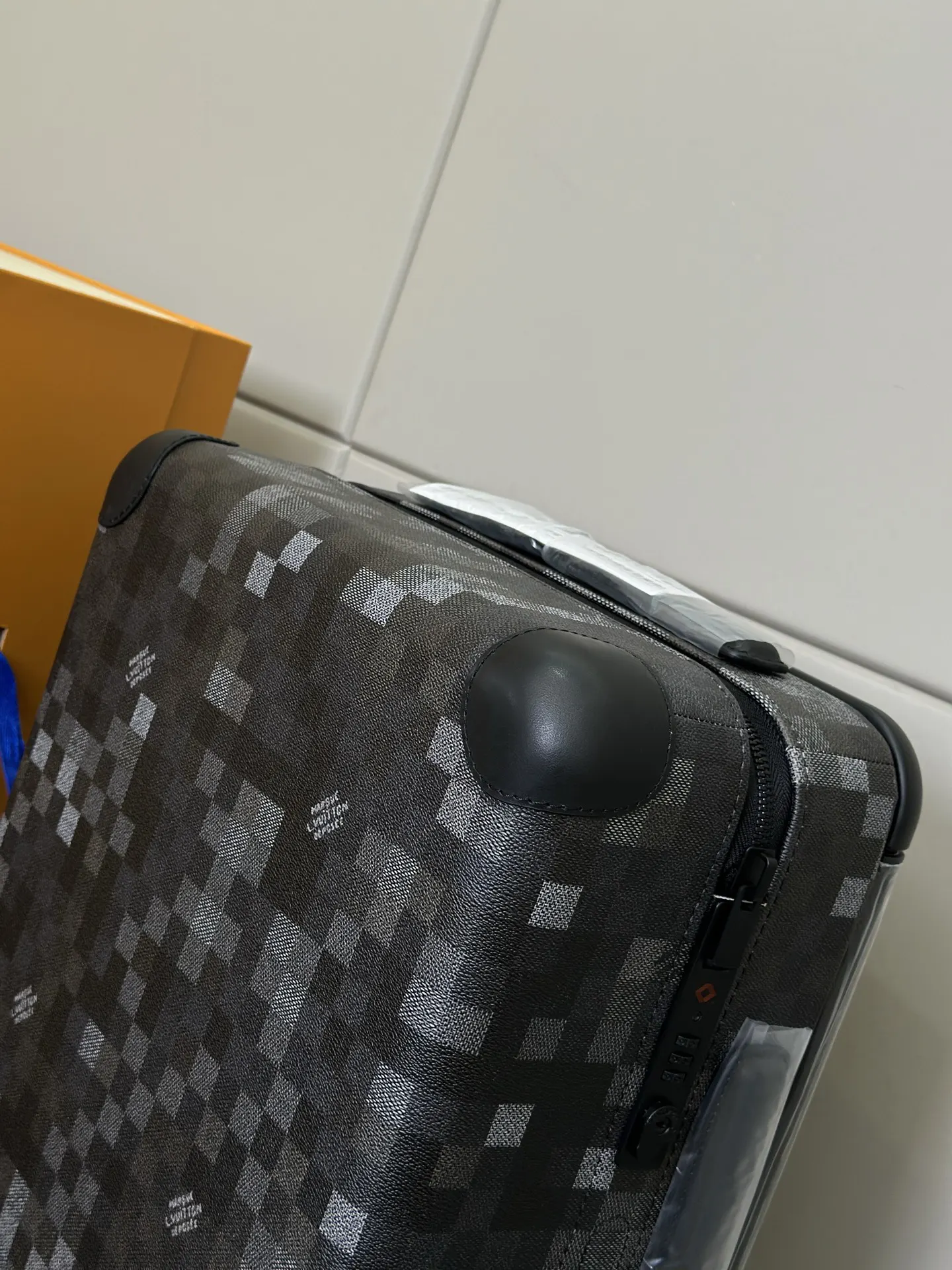 LV Horizon Black and Gray Rolling Luggage Image 3 LV Horizon Black and Gray Rolling Luggage Image 3