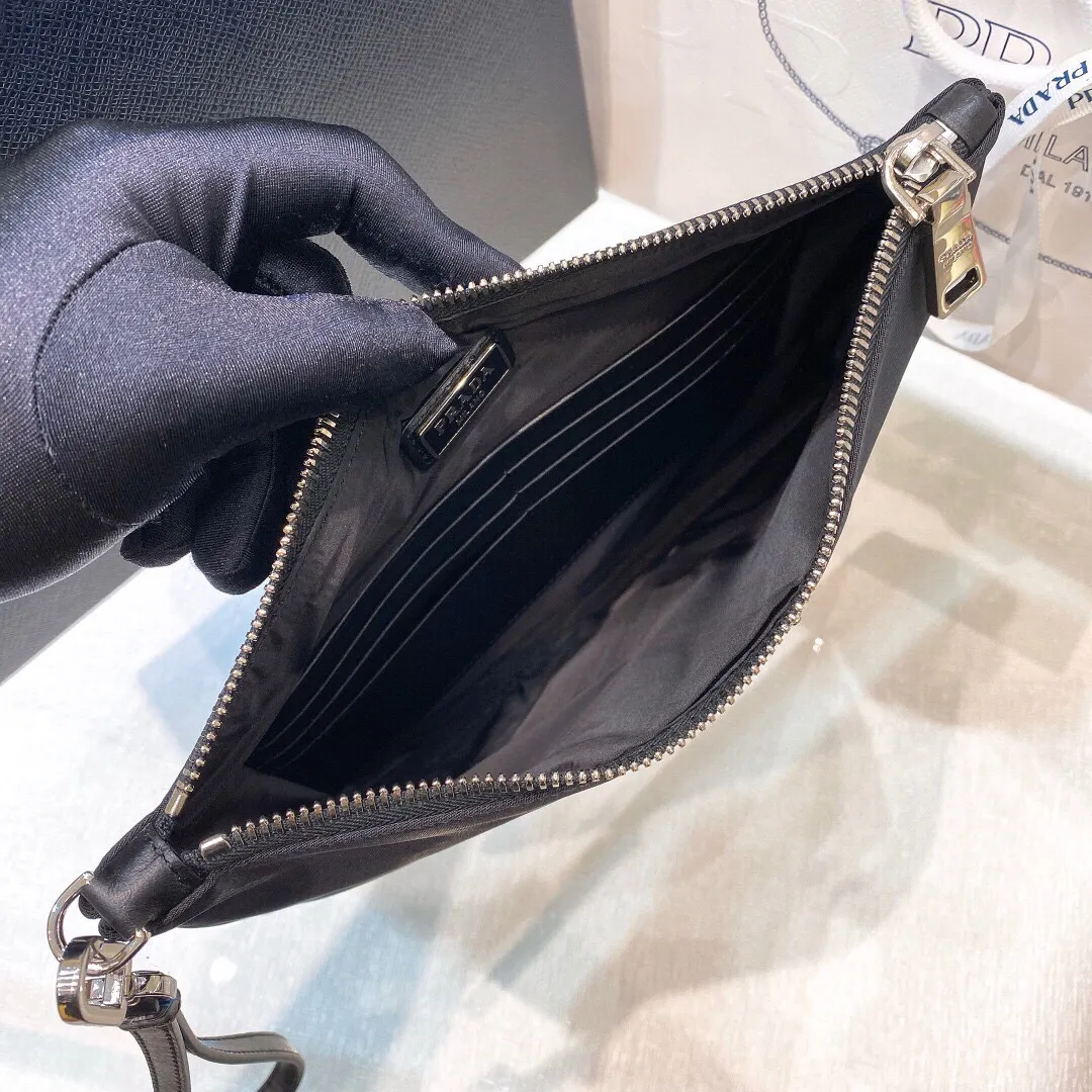 Prada Re-Nylon 黑色 皮革 手拿包
