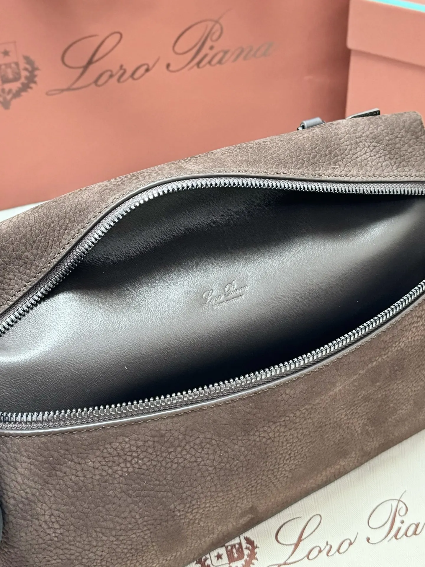 啡色 皮革 Loro piana 诺悠翩雅 Extra 手拿包 精致手拿款(數字6) 啡色 皮革 Loro piana 诺悠翩雅 Extra 手拿包 精致手拿款(數字6)