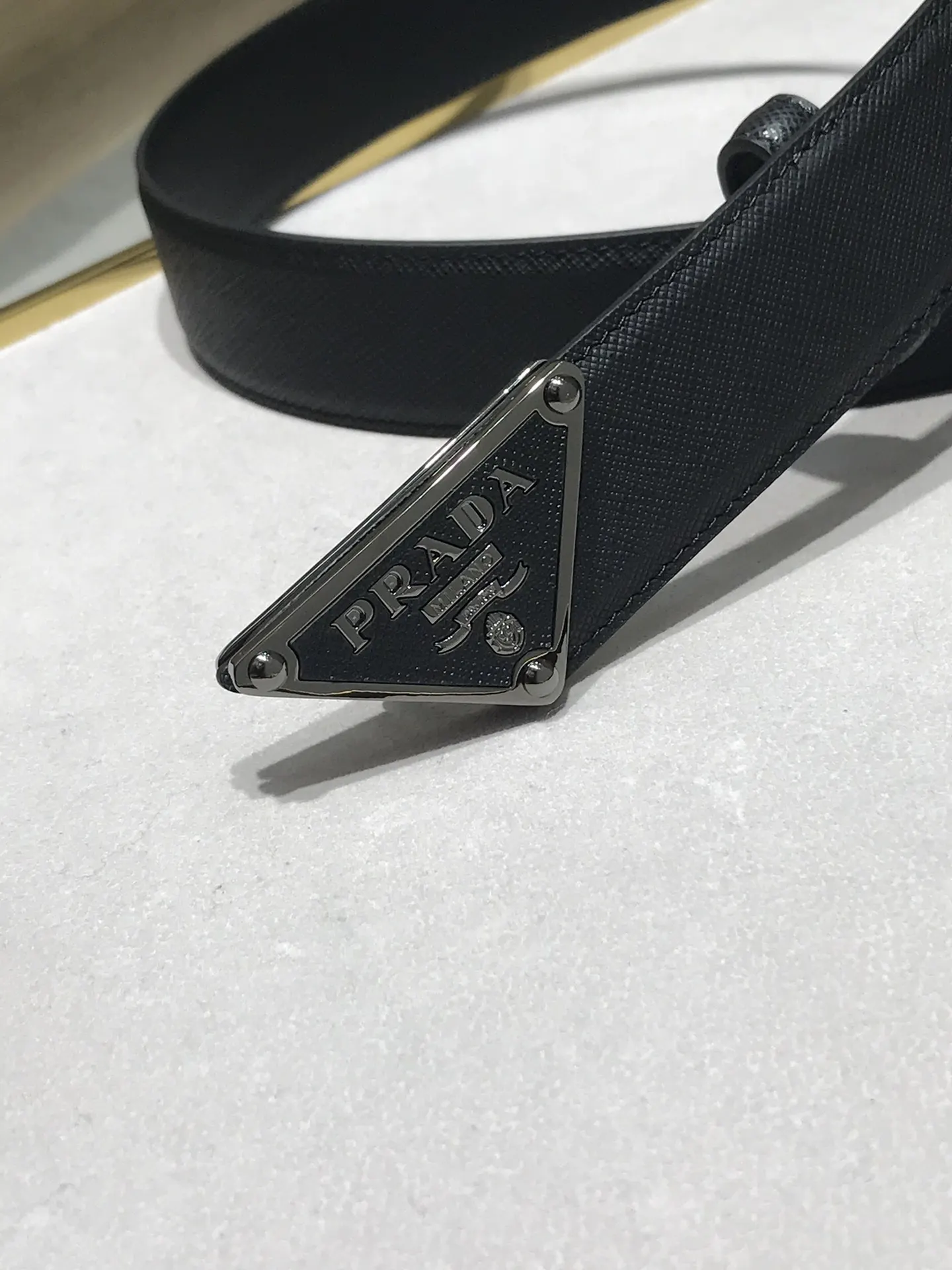 Prada 牛皮 三角标 腰带 通勤搭配