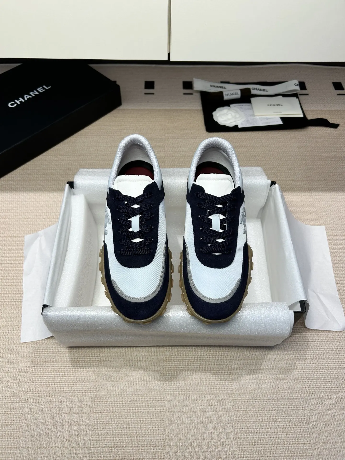 Chanel 黑白拼色羊皮休闲鞋 双C低帮