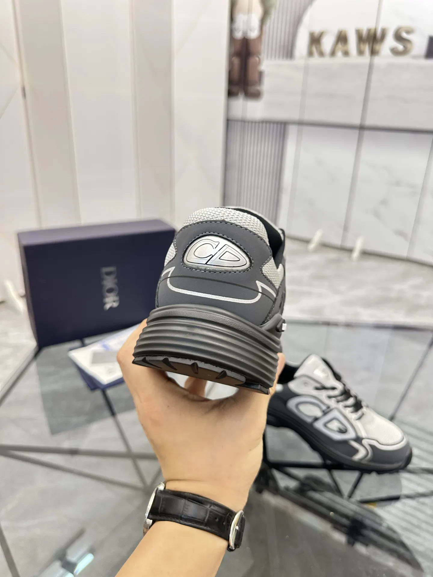 Dior 白色牛皮运动鞋 鞋头细节