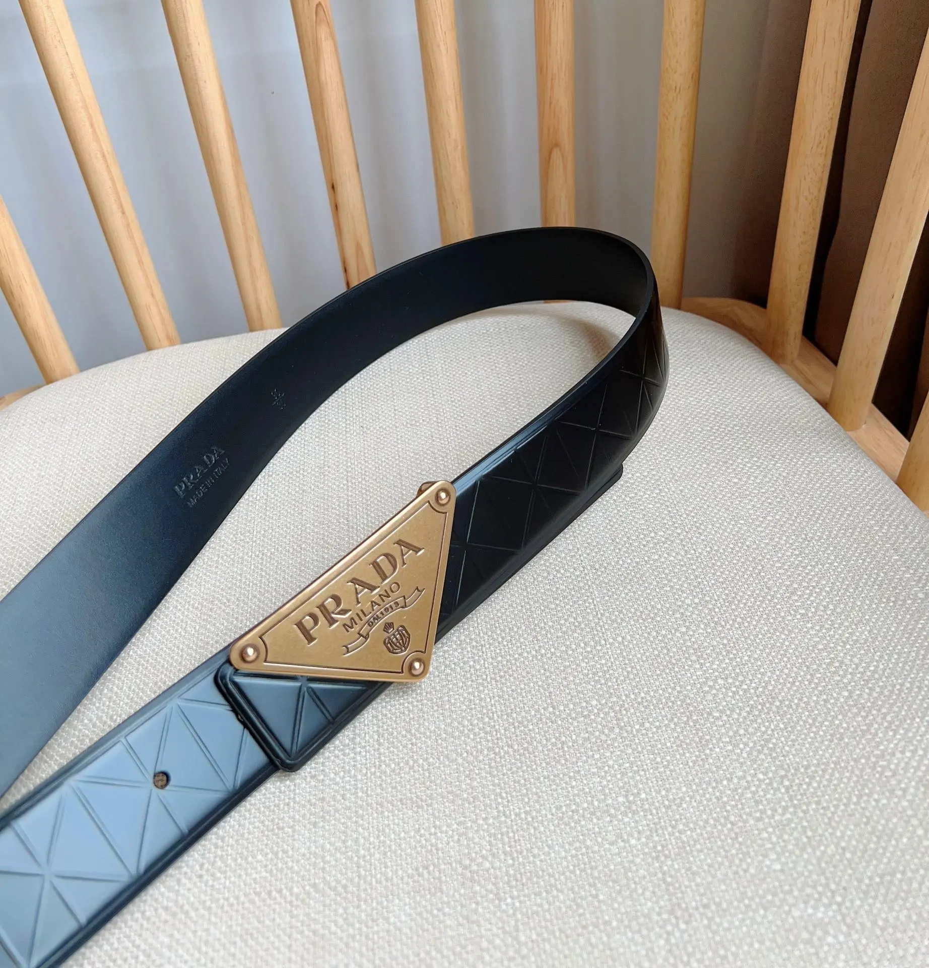 PRADA 皮革 亮面 Logo 腰带 通勤搭配款
