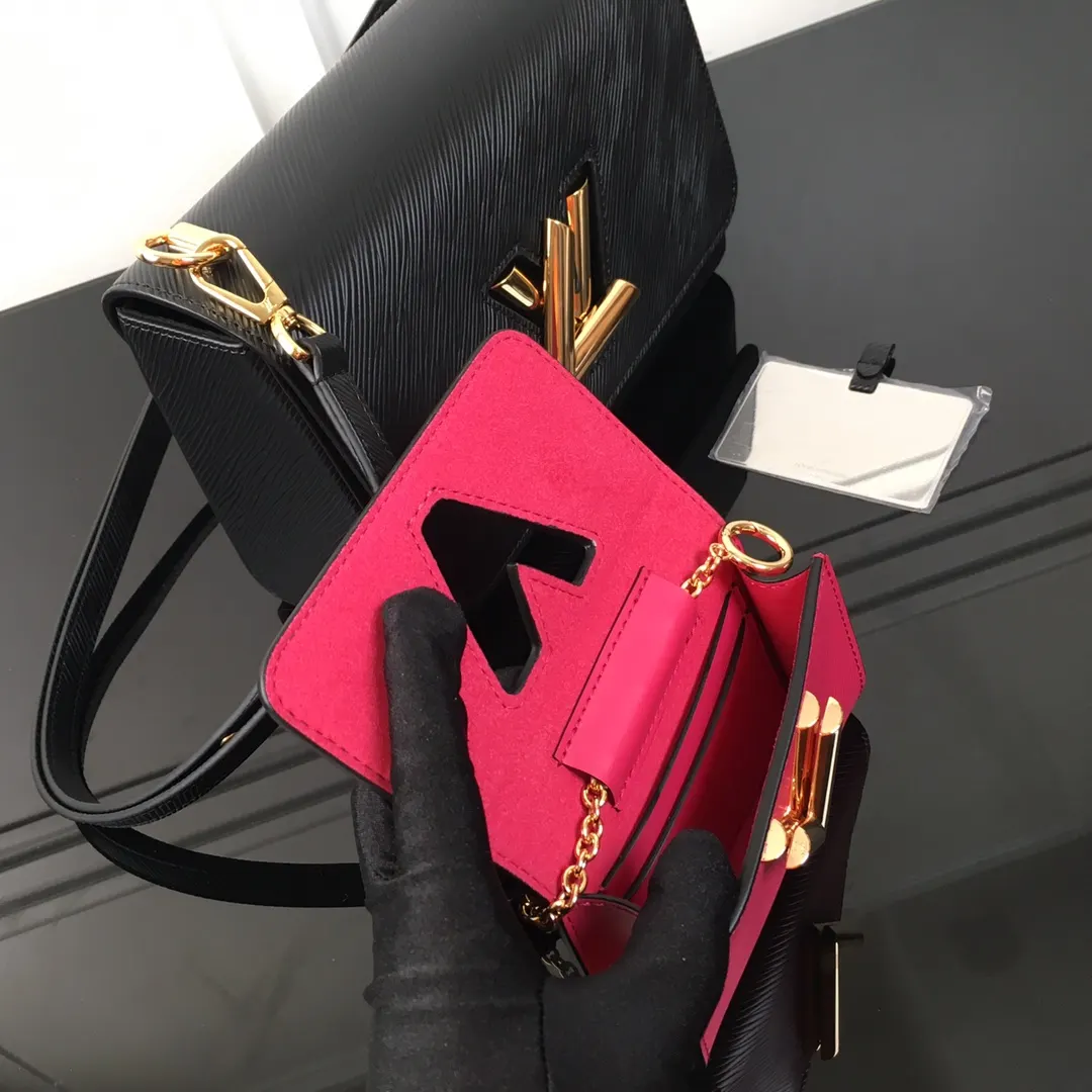 LV 皮革 无论组合使用或单独携带 均可彰显潮流格调 手拿包 精致手拿款