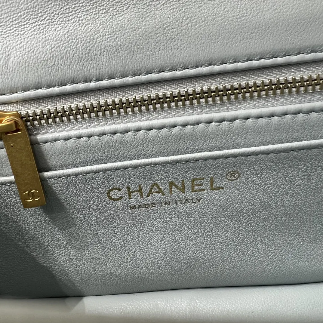 Chanel 浅蓝色小羊皮菱格链条包 金扣