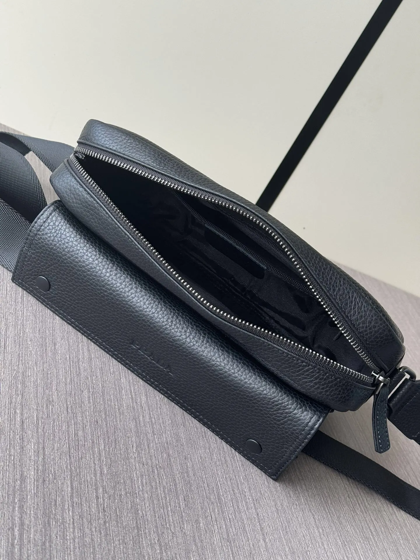 Prada 黑色 牛皮 Logo 斜挎包