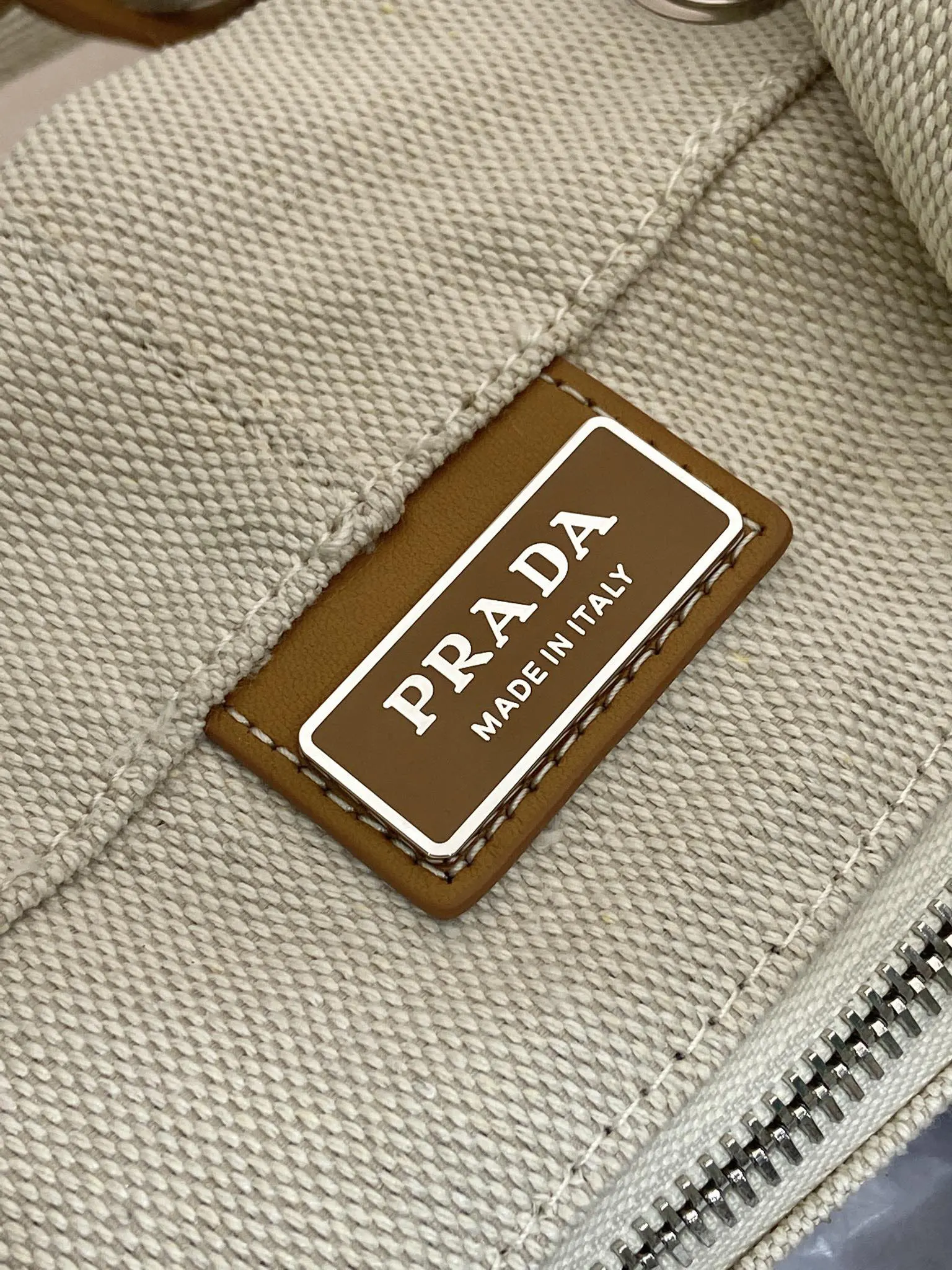 皮革 同色字母徽标刺绣注入独特经典格调 旅行包 大容量旅行款